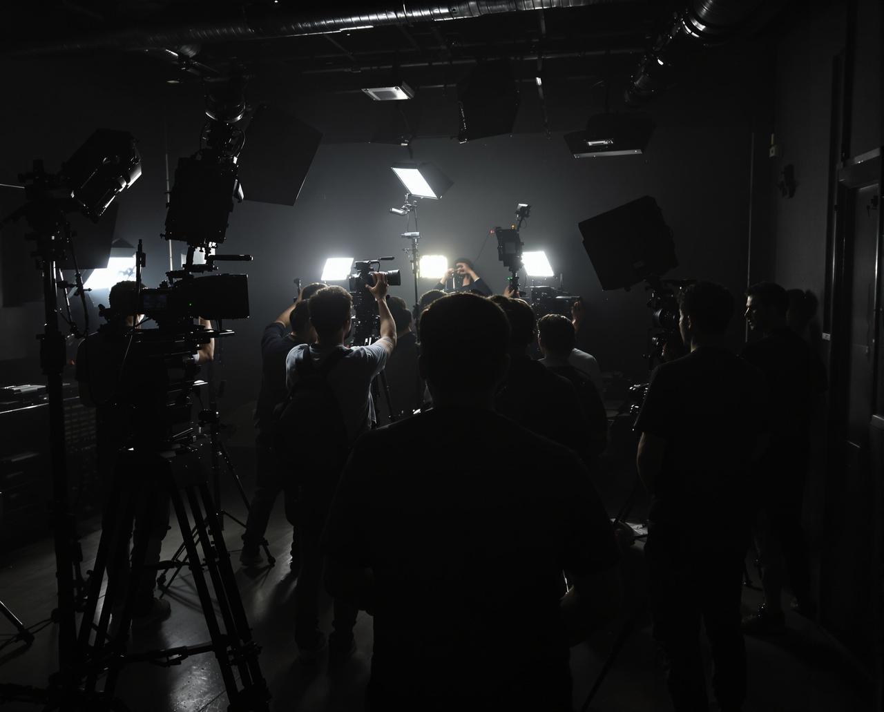 探花视频制作团队